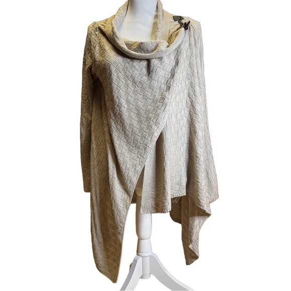 Venus Beige Tan Basket Weave Wrap Sweater with Toggle Closure 
NWT 
Size Small - Picture 3 of 16